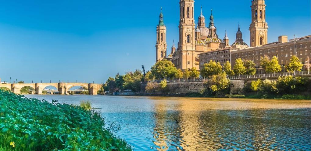 Piso Para 4 Con 2 Parking En Casco Historico De Zaragoza 2 Noches Minimo Luaran gambar